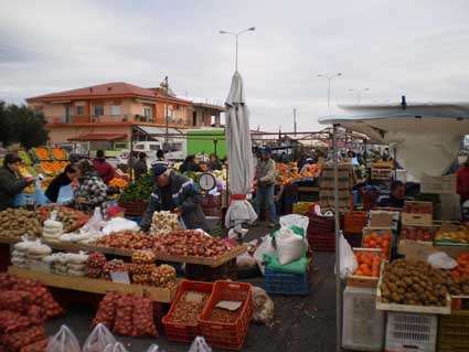ΜΟΝΟ οι παραγωγοί και οι έμποροι κηπευτικών και φρούτων στην  Κυριακάτικη λαϊκή αγορά στο Πόρτο Λάγος