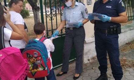Η Ελληνική Αστυνομία βρέθηκε σήμερα στα δημοτικά σχολεία της Ανατολικής Μακεδονίας και της Θράκης <br> <span style='color:#777;font-size:16px;'>Ενημερωτικά φυλλάδια, σχολικά προγράμματα και σελιδοδείκτες με περιεχόμενο κυκλοφοριακής αγωγής διένειμαν οι αστυνομικοί σε μαθητές και γονείς</span>