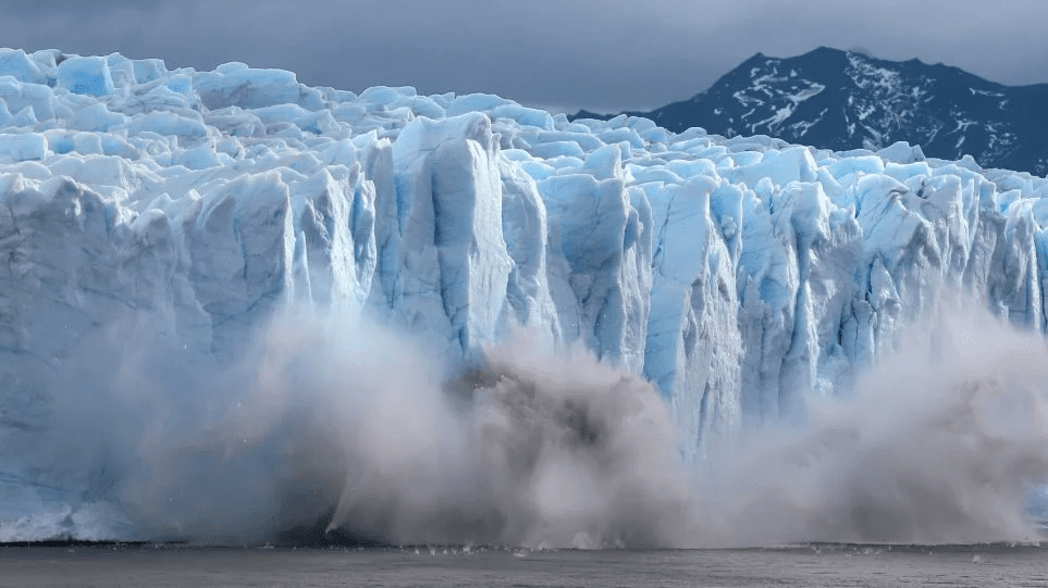 «Τρομάζει» η κλιματική αλλαγή – Έλιωσαν 22 γιγατόνοι πάγου σε μία μέρα στην Γροιλανδία