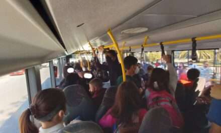 Μαθητές στοιβάζονται στα αστικά λεωφορεία για να πάνε από το σχολείο στο σπίτι τους