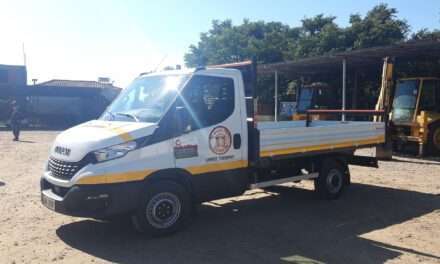 Νέο ανοιχτό φορτηγό όχημα για την απομάκρυνση ογκωδών απορριμμάτων απέκτησε ο Δήμος Τοπείρου
