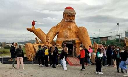 Ο μεγαλύτερος ξύλινος Άγιος Βασίλης  του κόσμου στη Θεσσαλονίκη