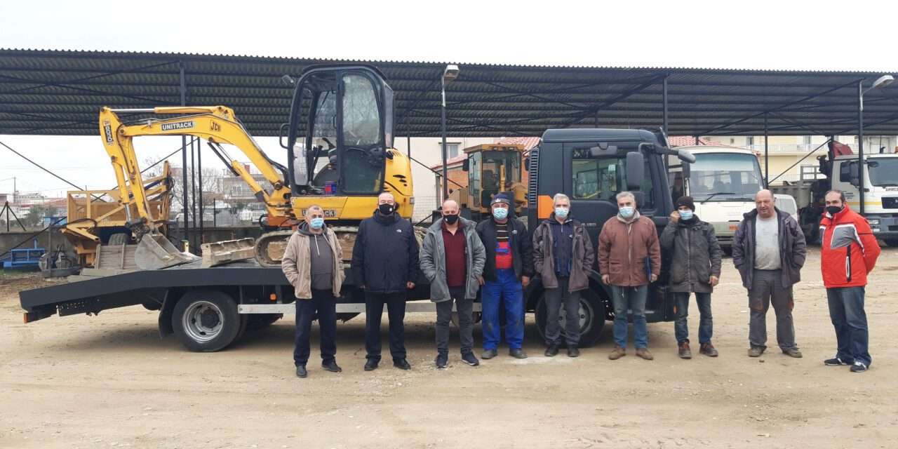 Ειδικό φορτηγό όχημα με πλατφόρμα για τη μεταφορά μηχανημάτων έργου απέκτησε ο Δήμος Τοπείρου