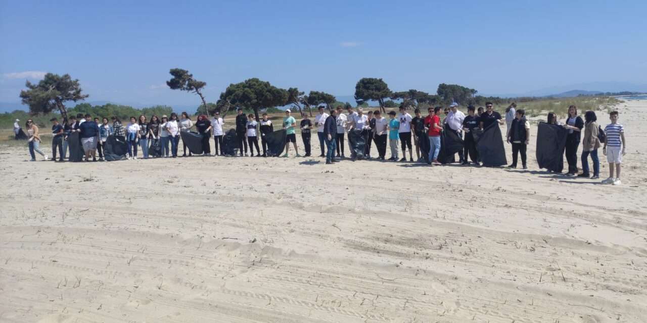 Περιβαλλοντική δράση στην παραλία Ερασμίου από το Γυμνάσιο Ν. Ολβίου με την υποστήριξη του Δήμου Τοπείρου