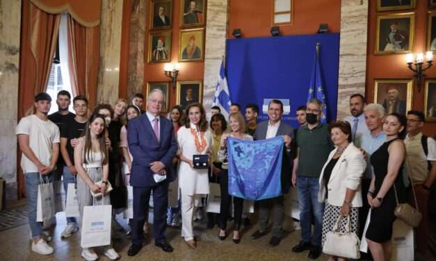 Βράβευση των μαθητών του Λυκείου Νευροκοπίου από τον Πρόεδρο της Βουλής για τη συλλογή υπογραφών για την επανένωση των Γλυπτών του Παρθενώνα