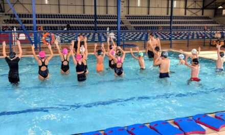 Ξεκίνησαν τα μαθήματα κολύμβησης στο Δημοτικό Κολυμβητήριο για μαθητές της Γ’ Δημοτικού